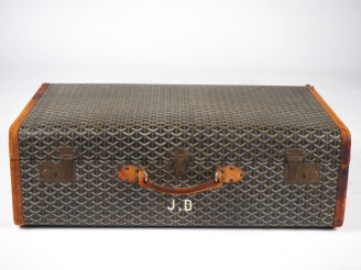 Vente aux enchères GOYARD Valise vintage en toile goyardine gainée de cuir marron.  Une a
