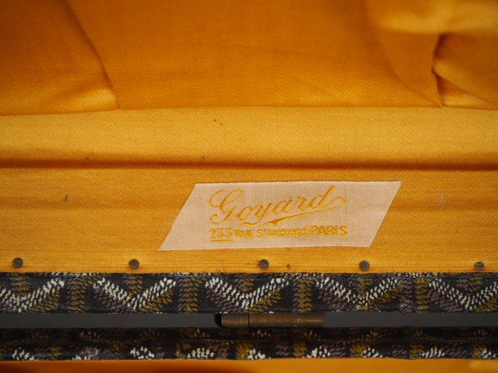 GOYARD Valise vintage en toile goyardine gainée de cuir marron.  Une a