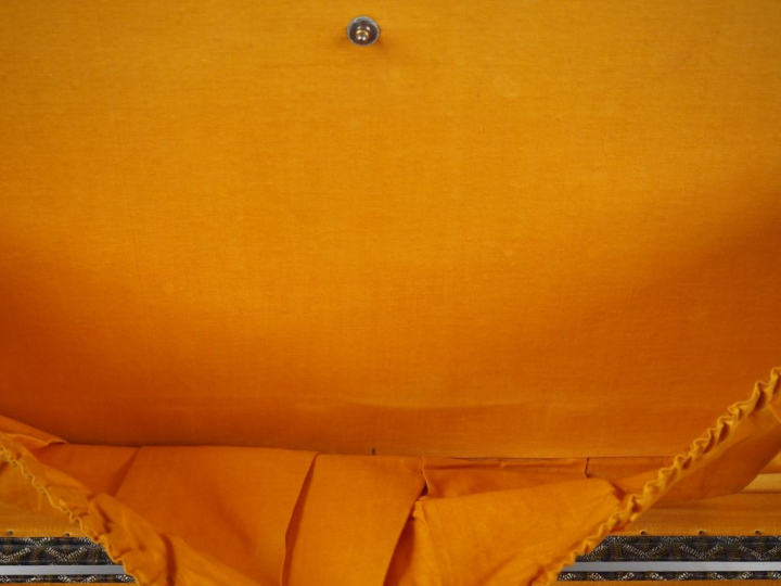 GOYARD Valise vintage en toile goyardine gainée de cuir marron.  Une a
