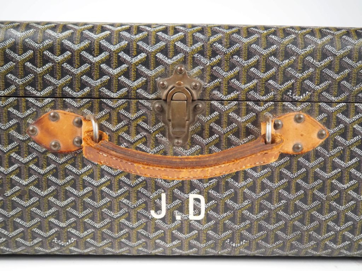 GOYARD Valise vintage en toile goyardine gainée de cuir marron.  Une a