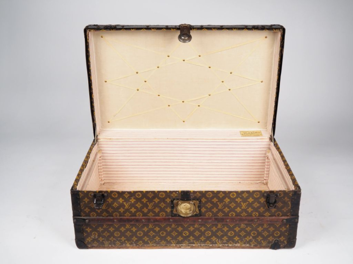LOUIS VUITTON  Malle cabine (1900-1910) numérotée.  Toile monogramée a