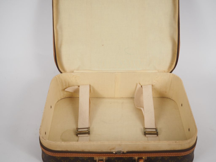 LOUIS VUITTON  Valise RUBAN BLEU (c 1975) de la série STRATOS demi-sou