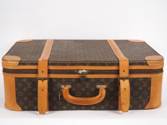 Vente aux enchères LOUIS VUITTON  Valise STRATOS (c 1975) de la série éponyme, demi-soupl