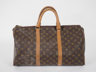 Vente aux enchères LOUIS VUITTON. Sac en toile enduite monogrammée, modèle "Keepal".  Dim