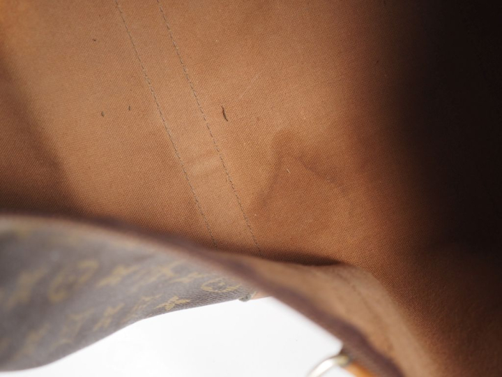 LOUIS VUITTON. Sac en toile enduite monogrammée, modèle "Keepal".  Dim