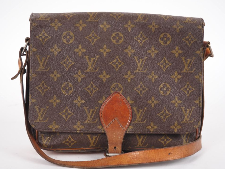 LOUIS VUITTON  Sac CARTOUCHIÈRE (c 1975).  Toile monogramée et vache n