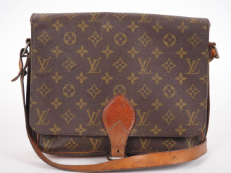 Vente aux enchères LOUIS VUITTON  Sac CARTOUCHIÈRE (c 1975).  Toile monogramée et vache n