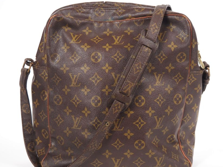 LOUIS VUITTON  Sac à bandoulière (c 1975).   Toile enduite monogramée.