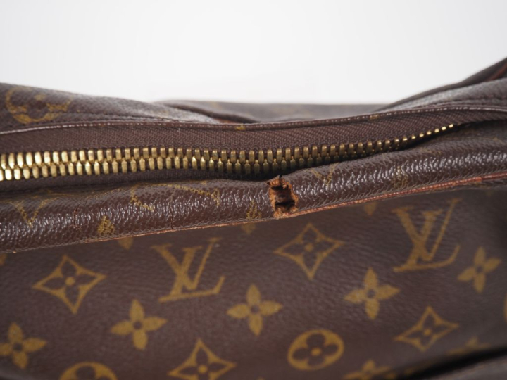 LOUIS VUITTON  Sac à bandoulière (c 1975).   Toile enduite monogramée.