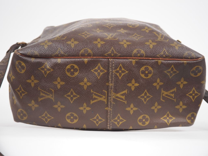 LOUIS VUITTON  Sac à bandoulière (c 1975).   Toile enduite monogramée.