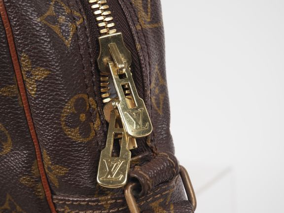 LOUIS VUITTON  Sac à bandoulière (c 1975).   Toile enduite monogramée.