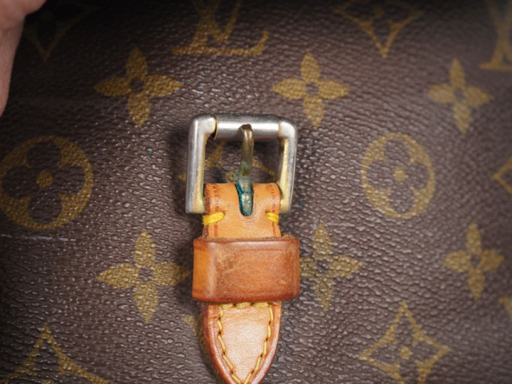 LOUIS VUITTON  Sac JEUNE FILLE (c 1975). Toile enduite monogramée et v
