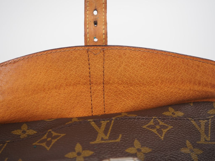 LOUIS VUITTON  Sac JEUNE FILLE (c 1975). Toile enduite monogramée et v