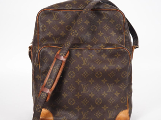 Vente aux enchères LOUIS VUITTON Sac type "reporter" (c 1975). Toile enduite monogramée a