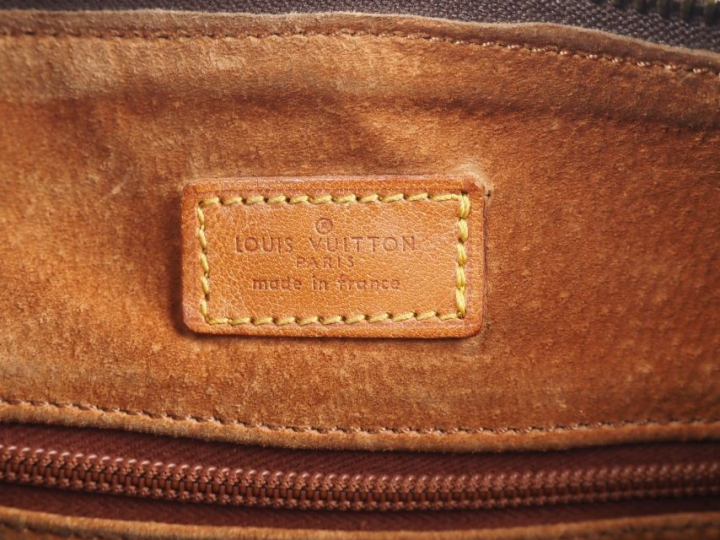 LOUIS VUITTON Sac (c 1975) avec bandoulière en toile enduite monogramé