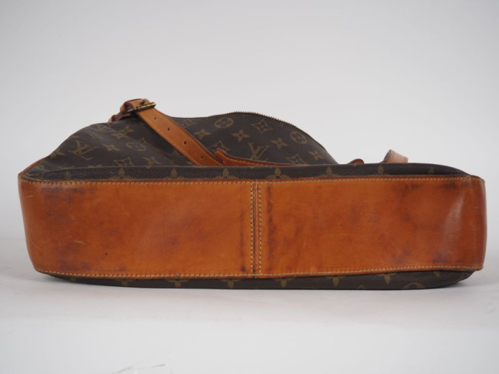 LOUIS VUITTON Sac (c 1975) avec bandoulière en toile enduite monogramé