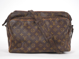 Vente aux enchères LOUIS VUITTON  Sac  type reporter (c 1975) en toile enduite monogramée