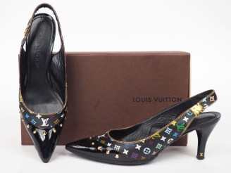 Vente aux enchères Louis VUITTON, Paris Paire d'escarpins slingback en cuir noir vernis e