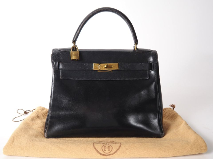 HERMES, Paris Sac à main en cuir noir, modèle "Kelly".  Fermoir et bou