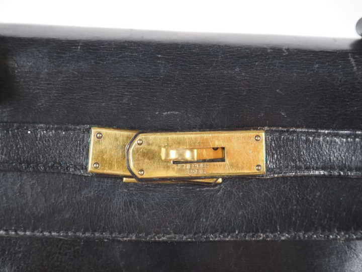 HERMES, Paris Sac à main en cuir noir, modèle "Kelly".  Fermoir et bou