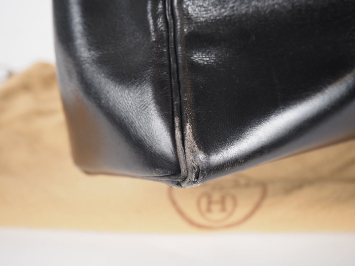 HERMES, Paris Sac à main en cuir noir, modèle "Kelly".  Fermoir et bou
