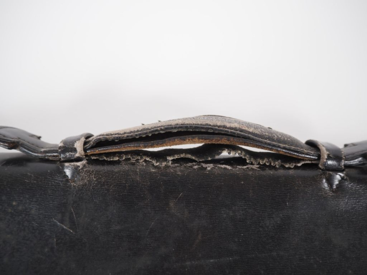 HERMES, Paris Sacoche en cuir noir, à deux compartiments.  Fermoir en 