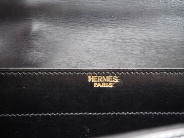 HERMES, Paris Sacoche en cuir noir, à deux compartiments.  Fermoir en 