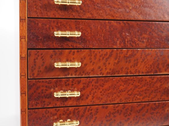 HERMES, Paris Coffret à carrés en placage de loupe de thuya.  Ouvrant 