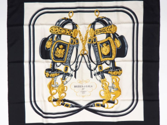 Vente aux enchères HERMES, Paris Carré de soie, modèle "Brides de Gala". Signé. (taches e