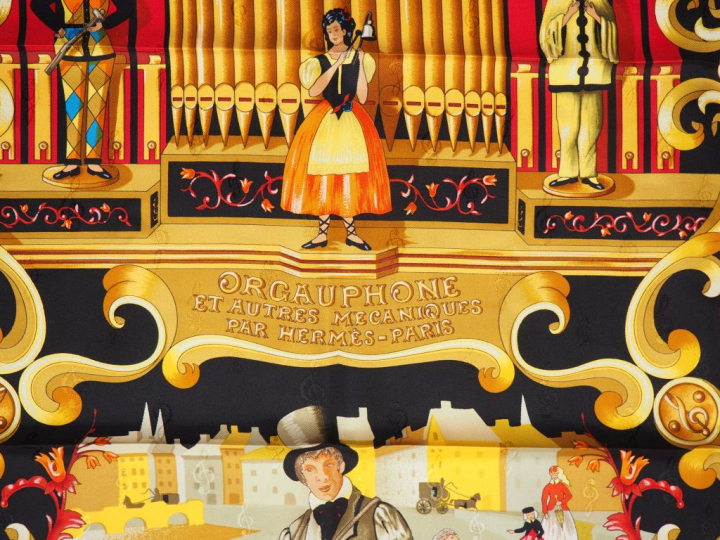 HERMES, Paris Carré de soie, modèle "Orgauphone et autres mécaniques".