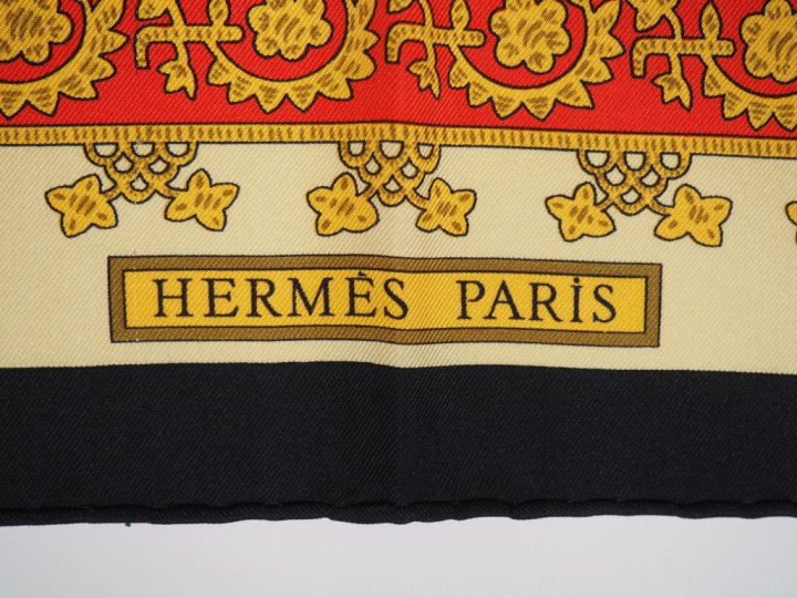 HERMES, Paris Carré de soie, modèle "Brins d'or". Design par J. Abadie