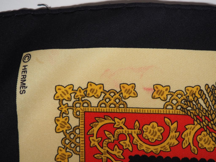 HERMES, Paris Carré de soie, modèle "Brins d'or". Design par J. Abadie