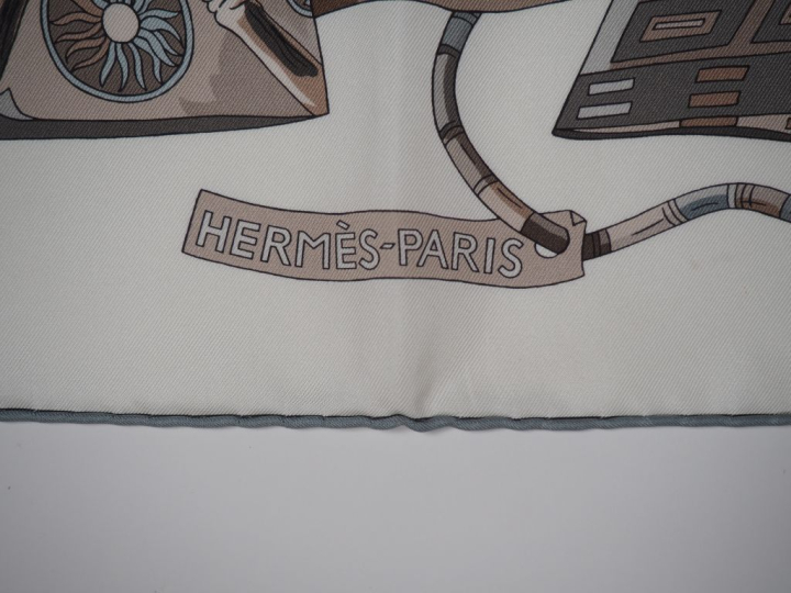 HERMES, Paris Carré de soie, modèle "Voyage en étoffes". Signée. Dans 