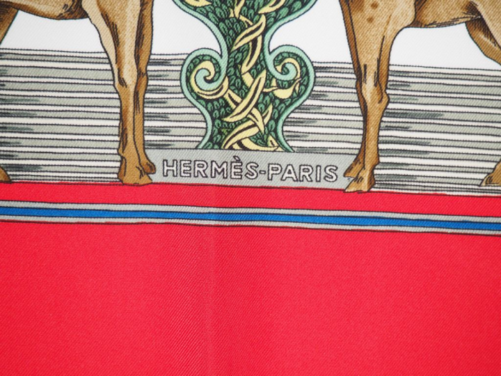 HERMES, Paris Carré de soie, modèle "Au FIL de la SOIE". Signé.  Dans 