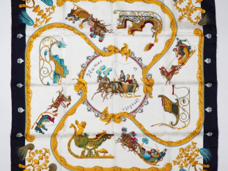Vente aux enchères HERMES, Paris Carré de soie, modèle "Plumes et grelots". Design par J.