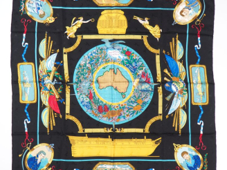 Vente aux enchères HERMES, Paris Carré de soie, modèle "Le géographe". Signé.  Dans sa bo