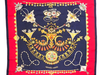 Vente aux enchères HERMES, Paris Carré de soie, modèle "Parures des sables". Design par L
