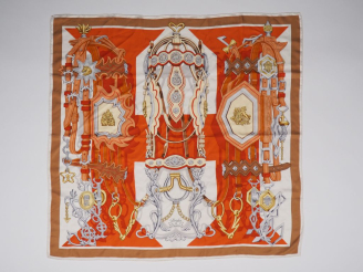 Vente aux enchères HERMES, Paris Carré de soie, modèle "Brides   Destin". Signé.  (quelqu