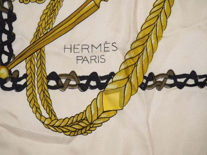 HERMES, Paris Carré de soie, modèle "Le Timbalier". Signé. (quelques f