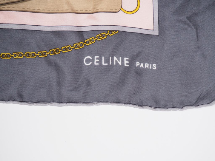 CELINE, Paris Carré de soie, à décor de chaine et de lanière de cuir. 