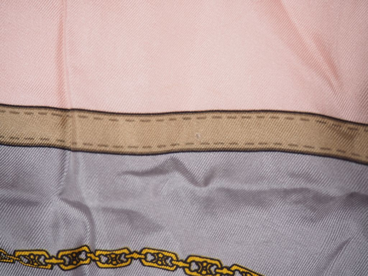 CELINE, Paris Carré de soie, à décor de chaine et de lanière de cuir. 