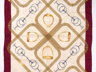 Vente aux enchères CELINE, Paris Carré de soie, à décor de mors et d'étriers  Signé.  (fi