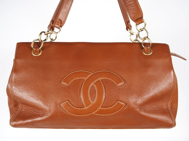 CHANEL Sac porté épaule en cuir camel, à décor de monogramme à l'avant