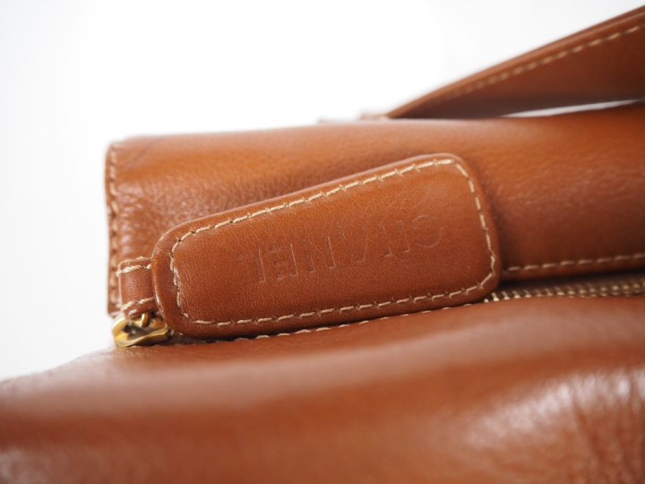 CHANEL Sac porté épaule en cuir camel, à décor de monogramme à l'avant