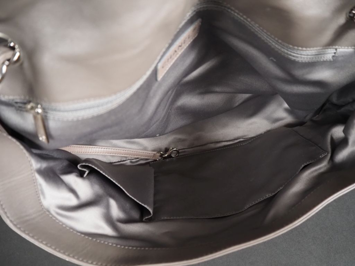 CHANEL, Paris - London Sac cabas porté épaule en cuir gris. Double ans