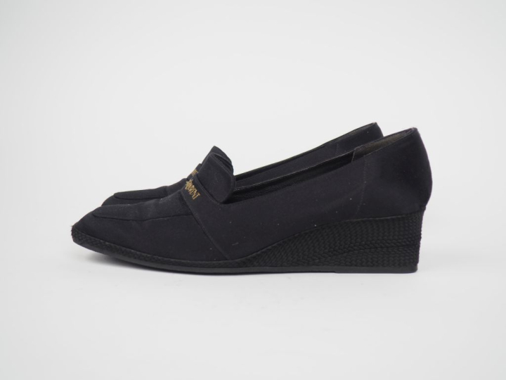 YVES SAINT LAURENT Paire de chaussures noires à talon compensé.  Marqu