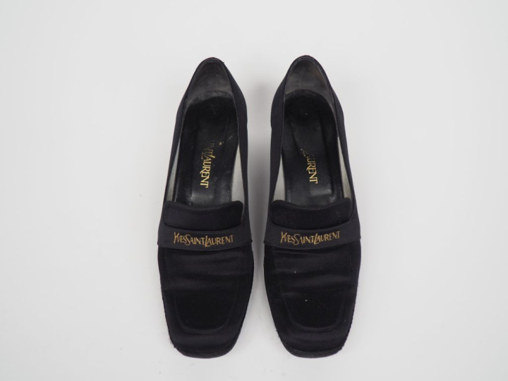 YVES SAINT LAURENT Paire de chaussures noires à talon compensé.  Marqu