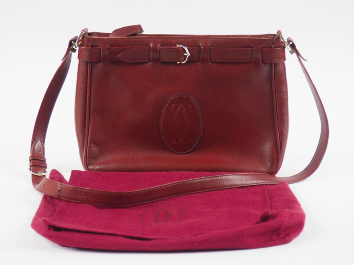 CARTIER, Must Sac bandoulière en cuir bordeaux avec garniture en métal