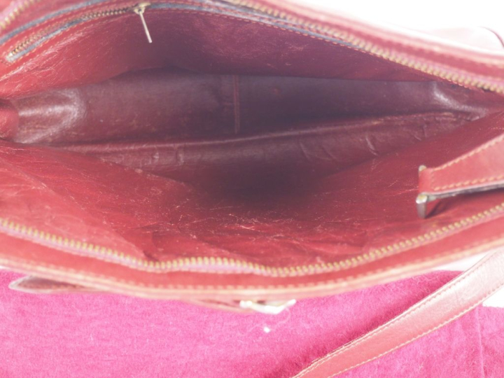 CARTIER, Must Sac bandoulière en cuir bordeaux avec garniture en métal