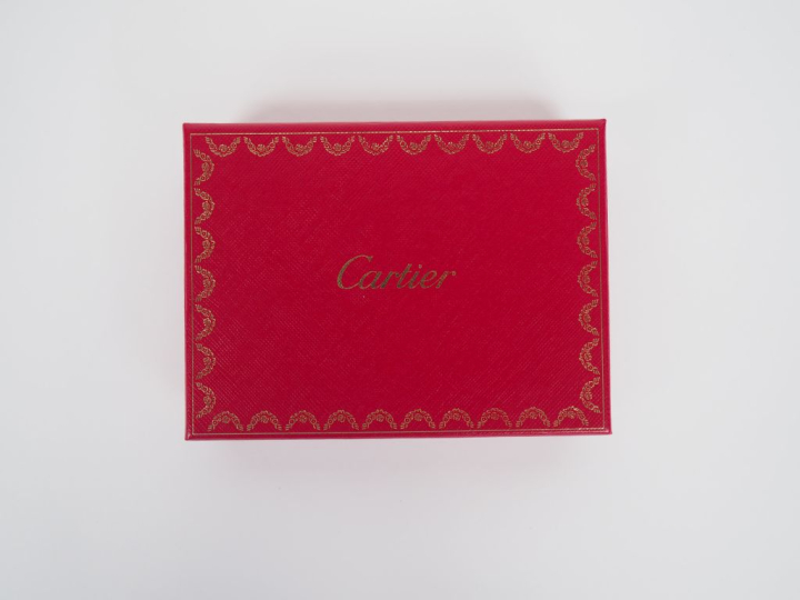 CARTIER, Paris Protège carnet en cuir bordeaux.  Deux coins gainés de 